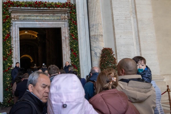 Peregrinos cruzan la Puerta Santa de la Basílica de San Pedro en el Vaticano. Crédito: Daniel Ibáñez / EWTN News.