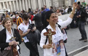 Peregrinos en una vigilia de oración en la Plaza de San Pedro en el Vaticano Crédito: Daniel Ibáñez / ACI Prensa
