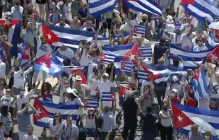 Peregrinos cubanos en la plaza de San Pedro durante el u00c1ngelus. Cru00e9dito: Captura pantalla Youtube Vatican News.   