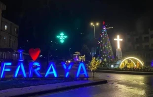 Árbol de Navidad y belén en la plaza pública de Faraya, una ciudad en el distrito de Keserwan del Monte Líbano, en noviembre de 2024. Crédito: Municipalidad de Faraya