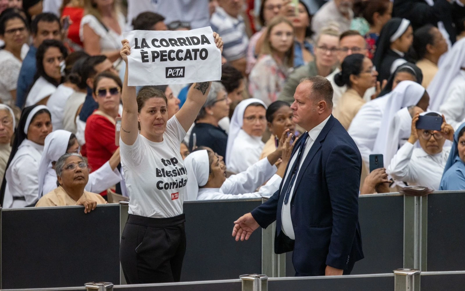 Activistas animalistas irrumpen durante una audiencia general con el Papa Francisco en el Vaticano.?w=200&h=150