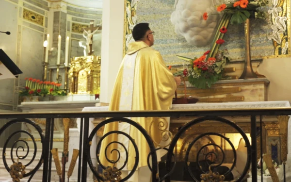 The Virgin who supports the world is on the tomb with the remains of Saint Catherine Labouré. Credit: Hozana