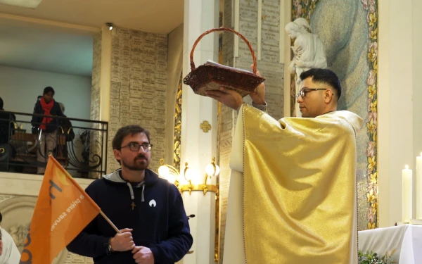 Priest receiving the petitions sent in 2023 to the apparition chapel. Credit: Hozana