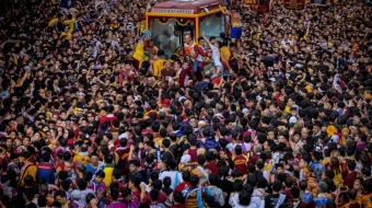 Los devotos católicos filipinos se empujan unos a otros para tocar al Nazareno Negro durante su procesión anual el 9 de enero de 2025 en Manila (Filipinas). A la fiesta del Nazareno Negro asisten millones de devotos descalzos y se celebra cada 9 de enero.