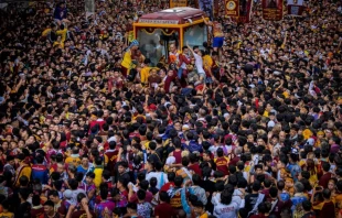 Los devotos católicos filipinos se empujan unos a otros para tocar al Nazareno Negro durante su procesión anual el 9 de enero de 2025 en Manila (Filipinas). A la fiesta del Nazareno Negro asisten millones de devotos descalzos y se celebra cada 9 de enero. Crédito: Ezra Acayan / Getty Images.