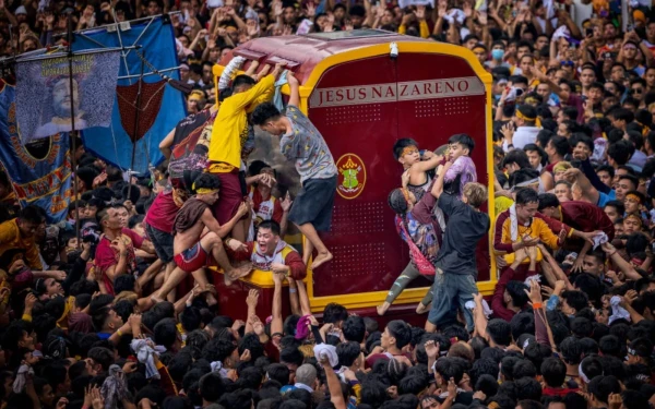 Los fieles católicos filipinos se empujan unos a otros para tocar al Nazareno Negro durante su procesión anual el 9 de enero de 2025 en Manila (Filipinas). Crédito: Ezra Acayan/Getty Images