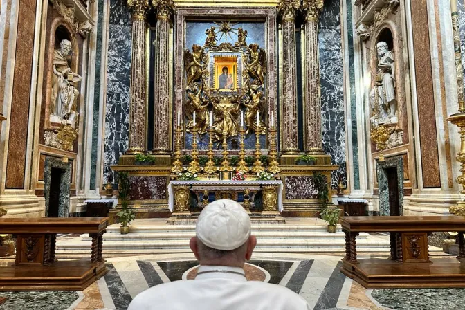 El Papa ante la Virgen Salus Populi Romani después volver de Mongolia