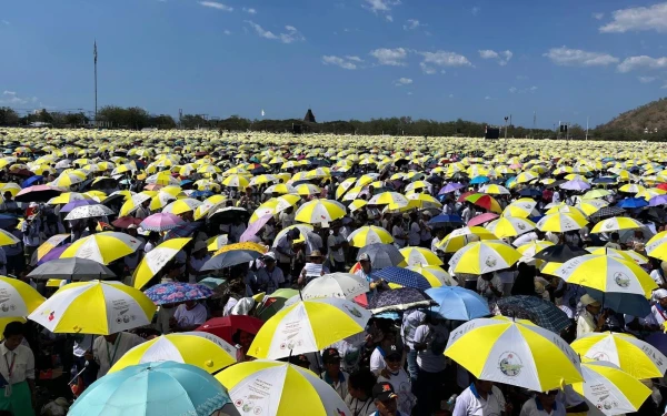 Los fieles usan sombrillas para combatir el calor durante la Misa en la Explanada de Taci Tolu en Dili (Timor Oriental), el martes 10 de septiembre de 2024. Crédito: Daniel Ibáñez / EWTN News.