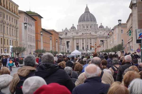 The pilgrims are going through Via della Coniliazione until they reach the Holy Gate in the Basilica of San Pedro. Credit: assigned by Pablo H. Breijo of the Diocese of Alcalá de Henares.