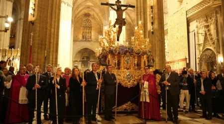 Espera en la Catedral de Sevilla antes de la procesión extraordinaria de clausura del Congreso de Hermandades y Piedad Popular.