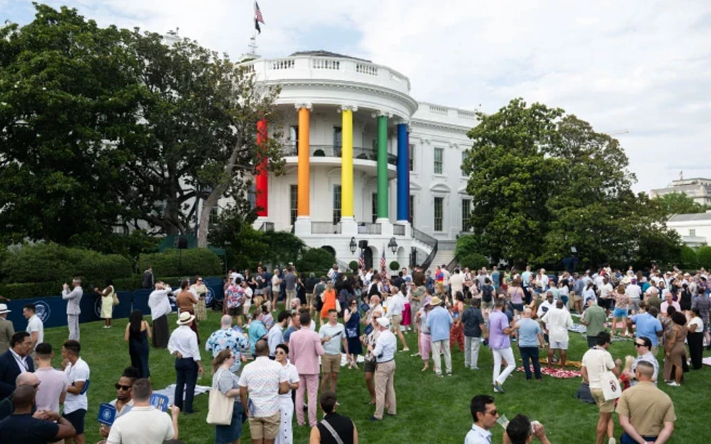 Los pilares del pórtico sur de la Casa Blanca en Washington D.C. están decorados con colores del arco iris mientras los invitados asisten a una celebración del Mes del Orgullo, el 26 de junio de 2024.?w=200&h=150