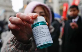 Una activista a favor del aborto muestra píldoras abortivas mientras contraprotesta durante una manifestación provida el 25 de marzo de 2023 en la ciudad de Nueva York (Estados Unidos). Crédito: Kena Betancur/AFP vía Getty Images.