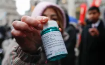 Una activista a favor del aborto muestra píldoras abortivas mientras contraprotesta durante una manifestación provida el 25 de marzo de 2023 en la ciudad de Nueva York (Estados Unidos).