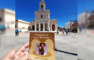 El libro "Pispeando al Cura Brochero" frente al santuario Crédito: Facebook/Carina Ternavasio