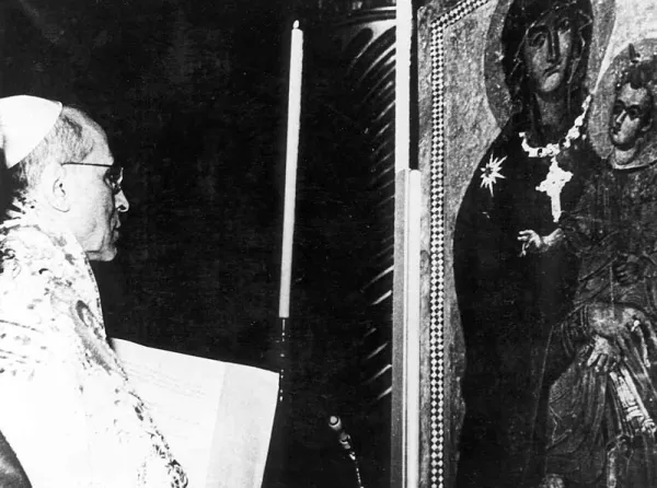 El venerable Papa Pío XII ante la imagen de María Salus populi romani. Crédito: Ambrosius007 CC-BY-SA-3.0