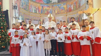 Imagen del Cardenal Pizzaballa en la iglesia de la Sagrada Familia en Gaza