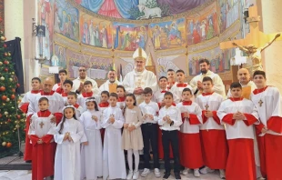 Imagen del Cardenal Pizzaballa en la iglesia de la Sagrada Familia en Gaza Crédito: Patriarcado Latino de Jerusalén