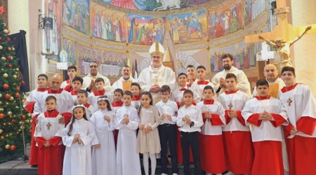 Imagen del Cardenal Pizzaballa en la iglesia de la Sagrada Familia en Gaza