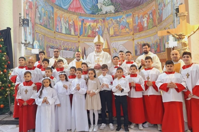 Imagen del Cardenal Pizzaballa en la iglesia de la Sagrada Familia en Gaza