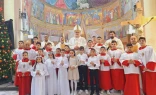 Imagen del Cardenal Pizzaballa en la iglesia de la Sagrada Familia en Gaza