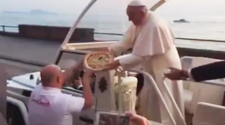 [VIDEO] Papa Francisco recibe “delivery” de pizza en Nápoles
