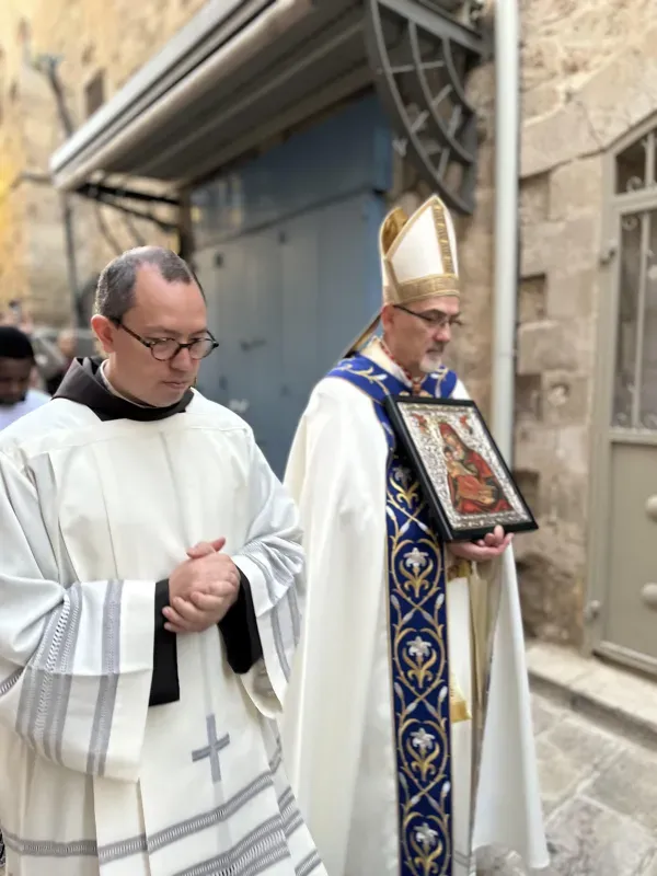 El Cardenal Pierbattista Pizzaballa, Patriarca Latino de Jerusalén, camina con un icono de Nuestra Señora de Palestina mientras participa en una procesión mariana. Crédito: Rafi Ghattas