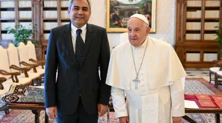 El Papa Francisco recibe en el Vaticano con Mohsin Naqvi