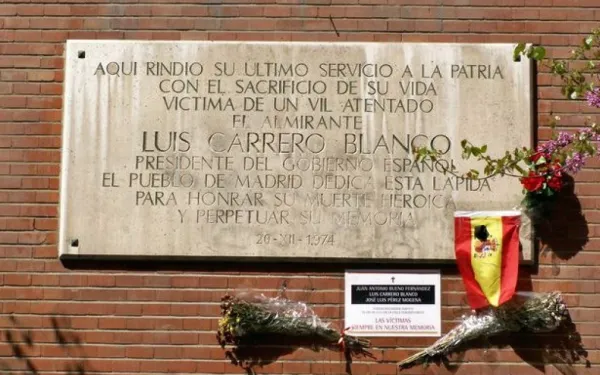 Placa conmemorativa del atentado contra Luis Carrero Blanco. Crédito: J. L. de Diego (Dominio Público).