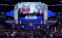 La expresidenta de Planned Parenthood, Cecile Richards, habla en el escenario durante el tercer día de la Convención Nacional Demócrata en el United Center el 21 de agosto de 2024, en Chicago (Estados Unidos).