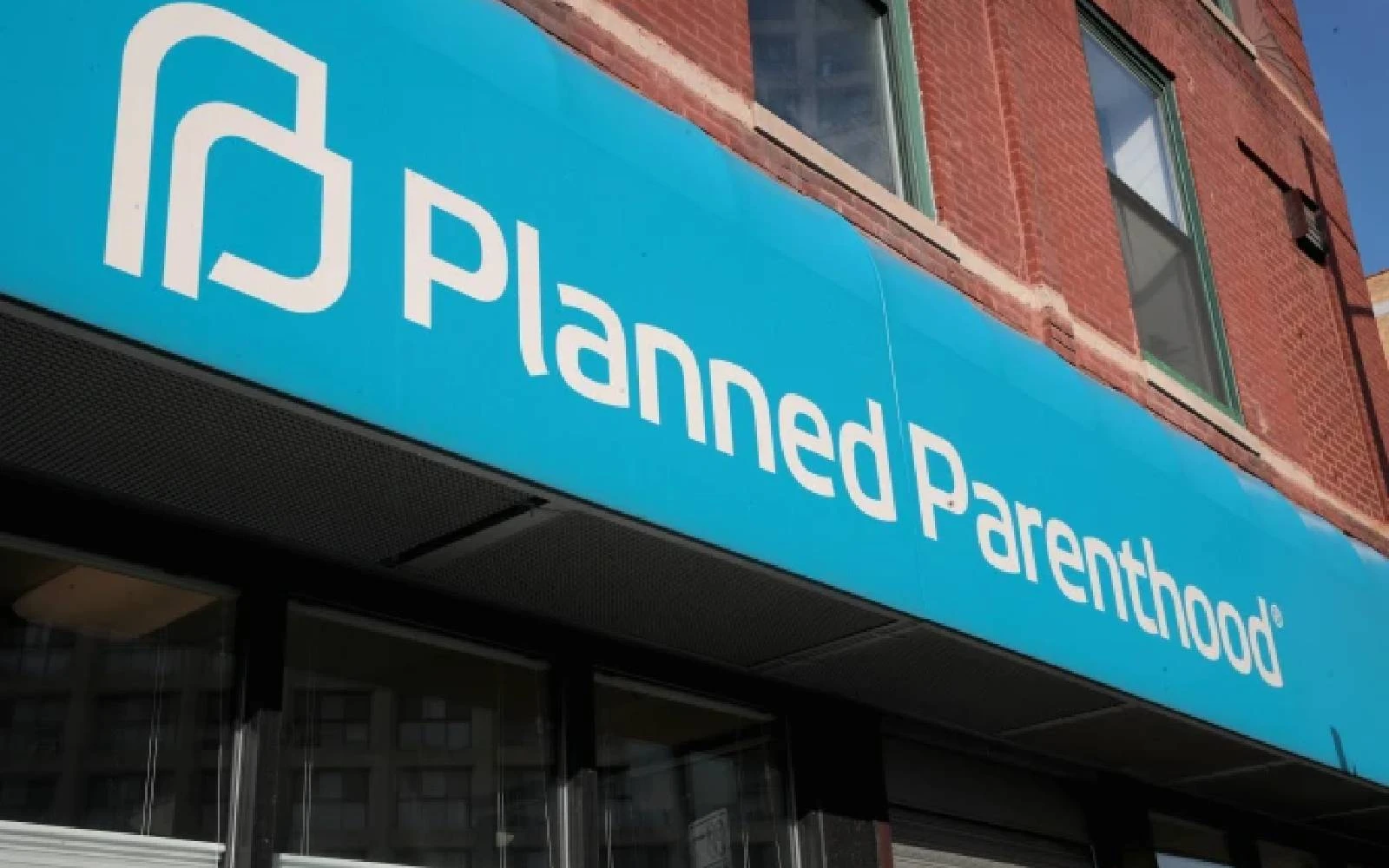 Un cartel cuelga sobre una clínica de Planned Parenthood el 18 de mayo de 2018 en Chicago, Illinois.?w=200&h=150