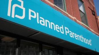 Un cartel cuelga sobre una clínica de Planned Parenthood el 18 de mayo de 2018 en Chicago, Illinois.