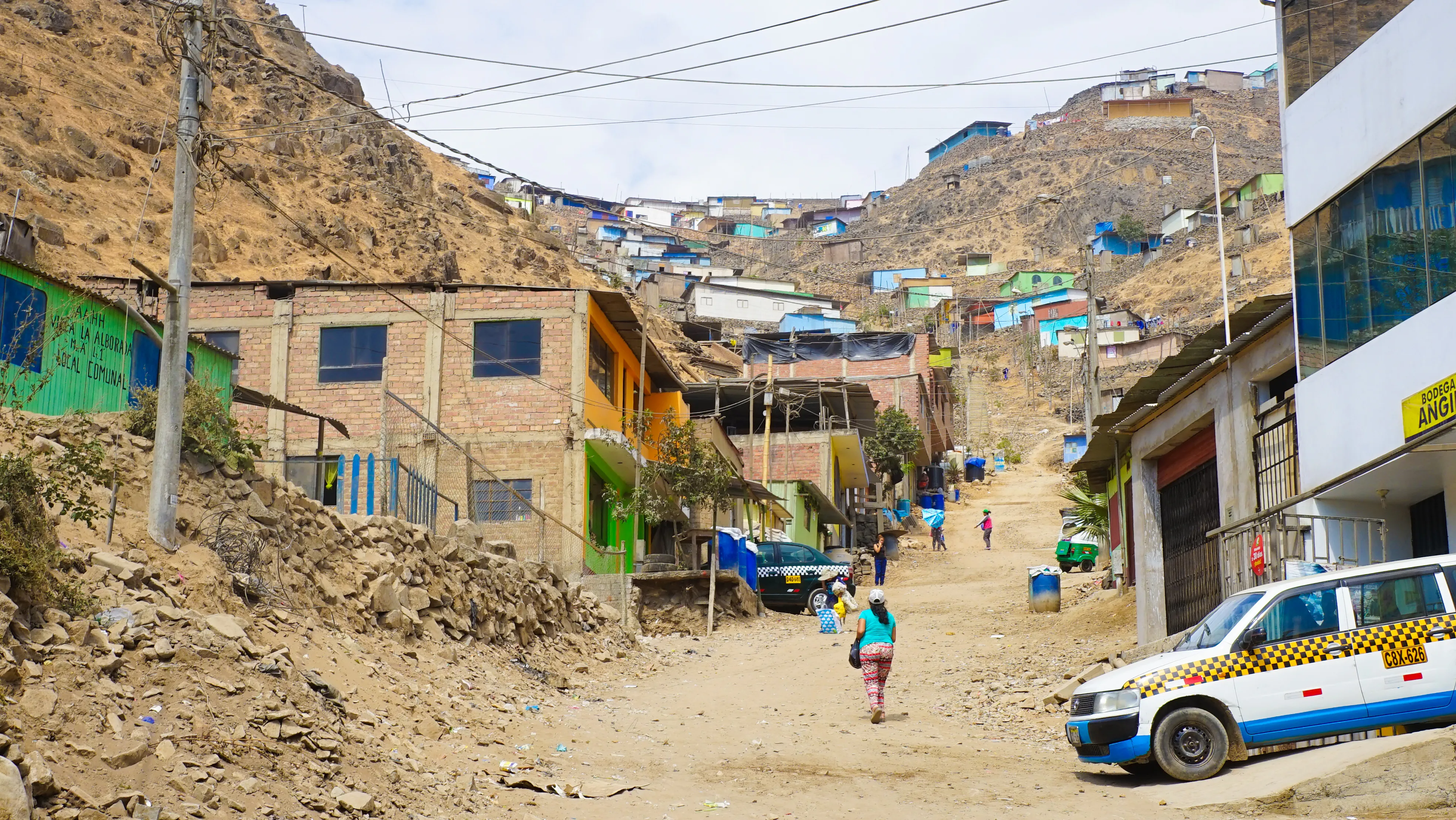Barrios de bajos recursos en las periferias de la ciudad de Lima, capital de Perú, donde los nuevos inmigrantes se instalan en chozas después de migrar desde las zonas rurales.?w=200&h=150