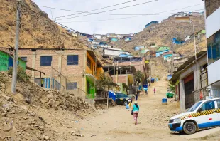 Barrios de bajos recursos en las periferias de la ciudad de Lima, capital de Perú, donde los nuevos inmigrantes se instalan en chozas después de migrar desde las zonas rurales. Crédito: Visual Media Hub - Shutterstock