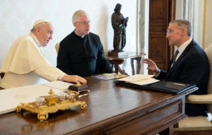 El Papa Francisco escucha al Caballero Supremo Patrick Kelly mientras describe los esfuerzos de los Caballeros de Colón para ayudar a los ucranianos, 11 de abril de 2022. Crédito: Vatican Media.