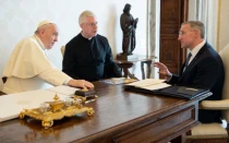 El Papa Francisco escucha al Caballero Supremo Patrick Kelly mientras describe los esfuerzos de los Caballeros de Colón para ayudar a los ucranianos, 11 de abril de 2022.