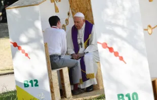 El Papa Francisco confiesa a un joven en la JMJ Lisboa 2023. Crédito: Vatican Media. 