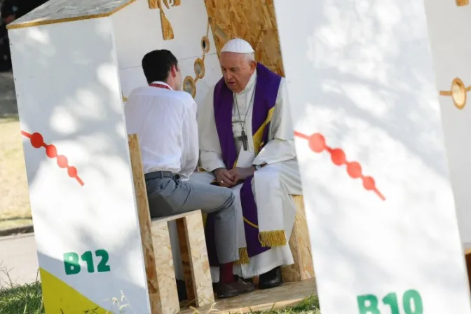 JMJ: El Papa Francisco confiesa durante unos minutos a tres peregrinos