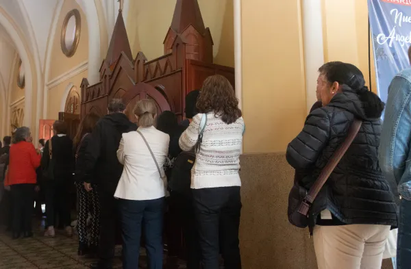 From seven in the morning, the faithful lined up at the confessionals to receive the sacrament of Reconciliation.  Credit: Eduardo Berdejo (ACI).