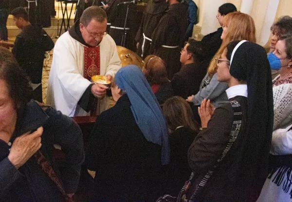 El momento de recibir la Comunión durante la Misa en la iglesia La Porciúncula de Bogotá. Crédito: Eduardo Berdejo (ACI).