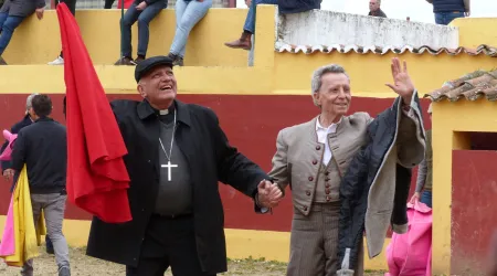 El Cardenal Baltazar Porras y el torero retirado José Ortega Cano dan la vuelta al ruedo en la plaza de tientas de la ganadería Toros Villalpando (Zamora, España).