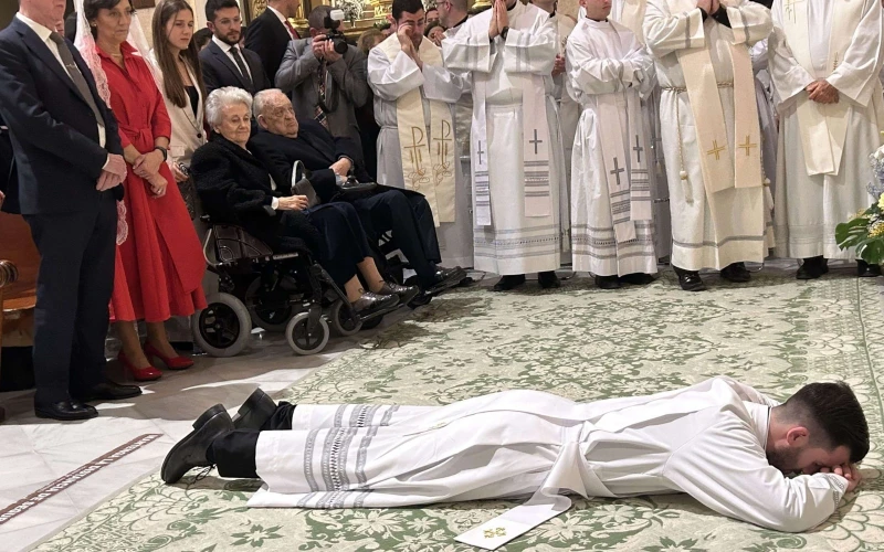 El sacerdote más joven de España inicia su ministerio con la Unción de enfermos a sus abuelos