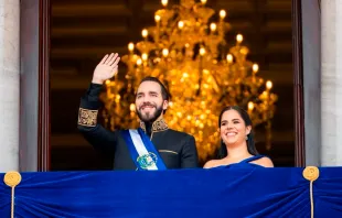 Nayib Bukele, junto a su esposa, durante los actos de toma de posesión de su segundo mandato consecutivo. Crédito: Presidencia de El Salvador.