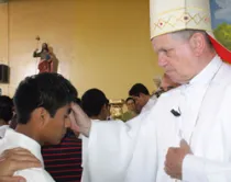 Mons. Adriano Tomasi confiere la confirmación a un joven de "Maranguita" (foto Arzobispado de Lima)
