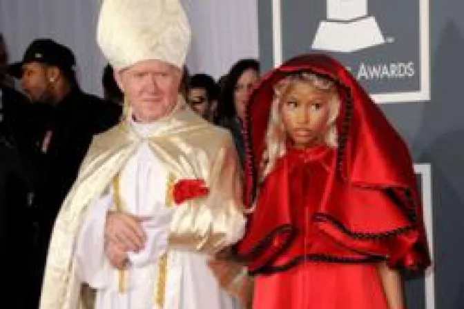 Falso Papa y monja roja en grammys son grave agresión a católicos