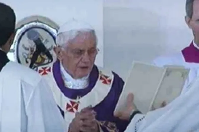 La verdadera devoción a María nos acerca siempre a Jesús, recuerda Benedicto XVI 