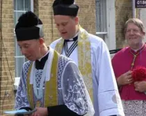 (foto: a la derecha, obispo anglicano de Ebsfleet, Andrew Burnham, La Razón)