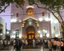 Los centenares de católicos que se apostaron en la Catedral de San Rafael para defenderla (foto Argentinos Alerta)