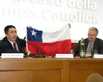 Jaime Coiro muestra la bandera de Chile firmada por los 33 mineros atrapados (foto iglesia.cl)