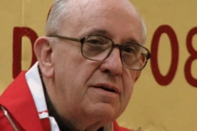 Cardenal Bergoglio: Sacerdotes deben bautizar a hijos de madres solteras