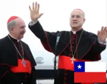 Cardenal Francisco Javier Errázuriz (izquierda) / Cardenal Tarcisio Bertone (derecha) (foto UPI)